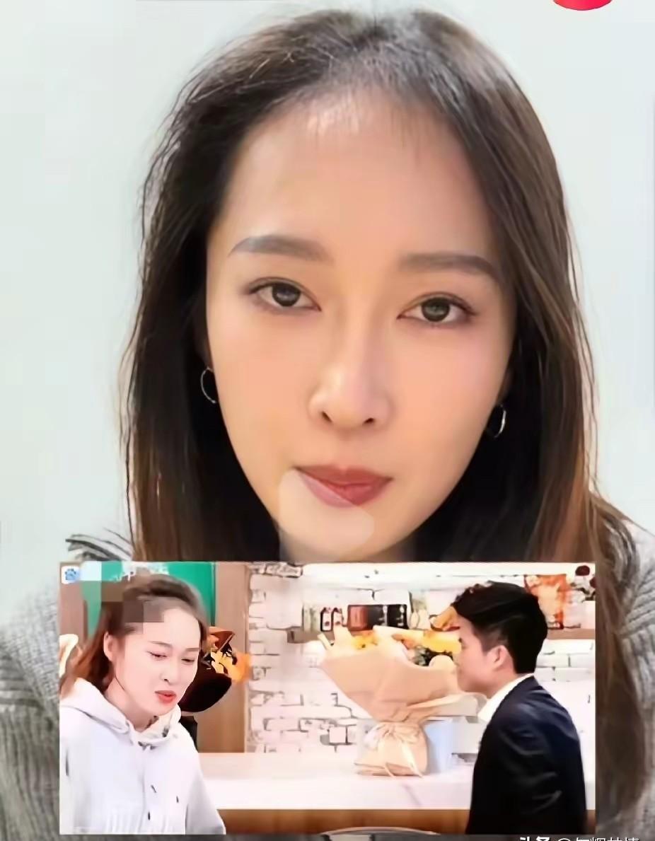 一个微笑，能让互联网记恨两年。
YOYO终于解释了那个表情。

当时她以为问题解