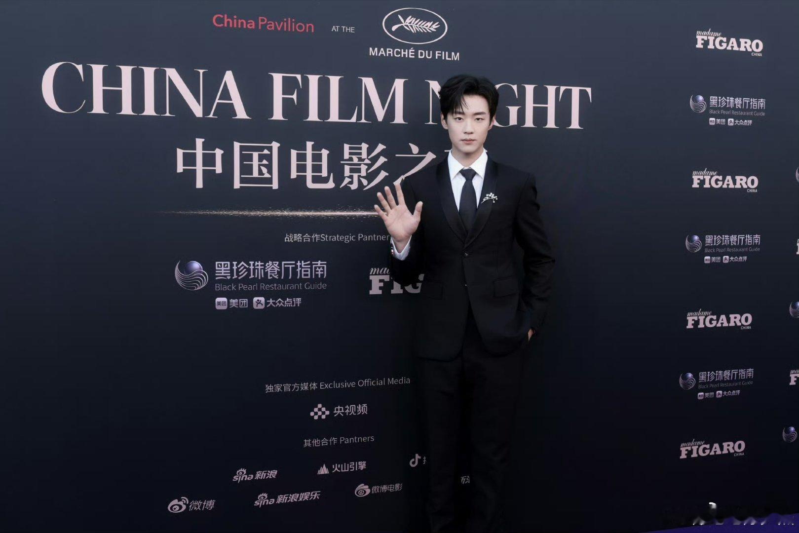 陈少熙新歌半天就写出来了田间劳作后的休息时刻迸发灵感，陈少熙半天打磨出新歌，字句