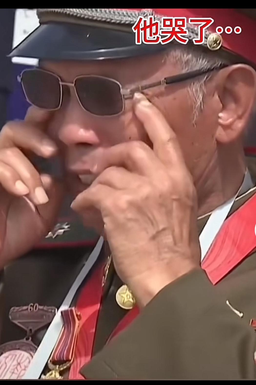 4月22日，这位抗美援朝的老兵，看到战友们的棺椁安全回国，眼泪像断了线似的流了下