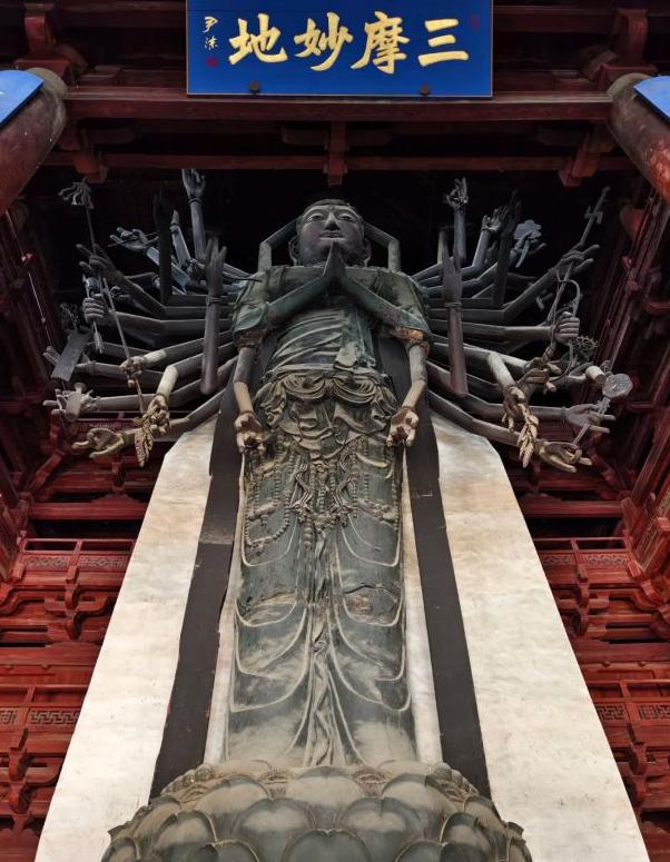 今年十一正定古城直接火成了顶流景点，朋友圈一半人都在晒逛隆兴寺的照片，等了两年多