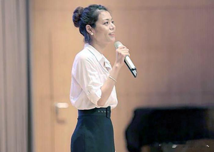 陈果教授说：“余生不要和任何人争辩，哪怕别人说一加一等于七，你都要笑着说是对的，