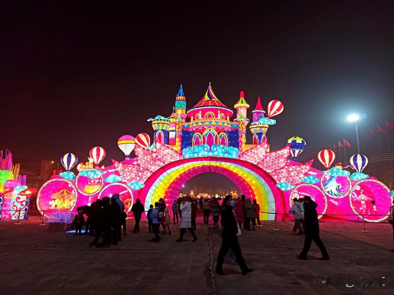 再有一周就是2026年了，但这些年的元旦显得有些安静。距离上一次大型灯展，已经过