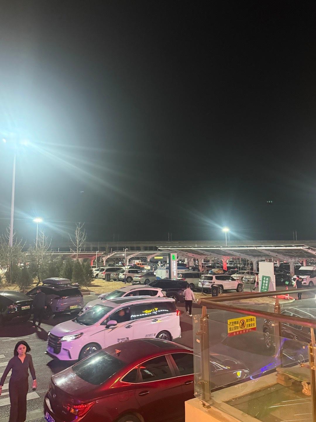 南下的路不好走啊朋友们沿途经过的第一个服务区全满，排队排到主路，还是日照服务区大