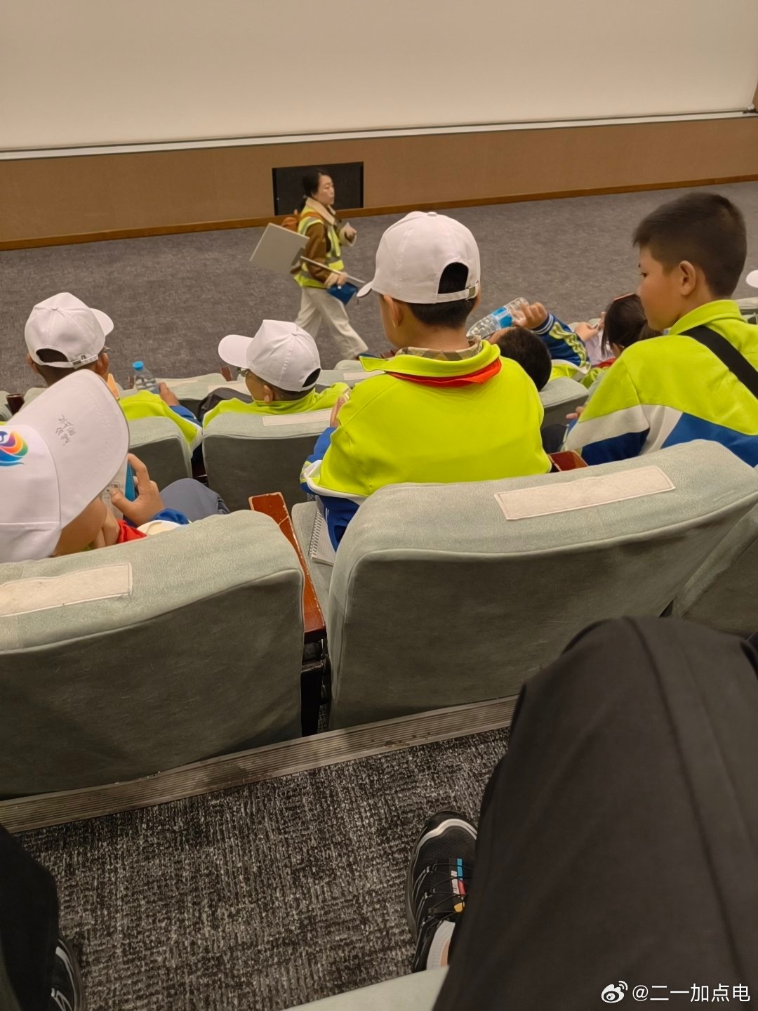 今天来莫高窟，刚好遇到了个小学的游学团，刚好他们班主任就坐在我隔壁，看着班主任训