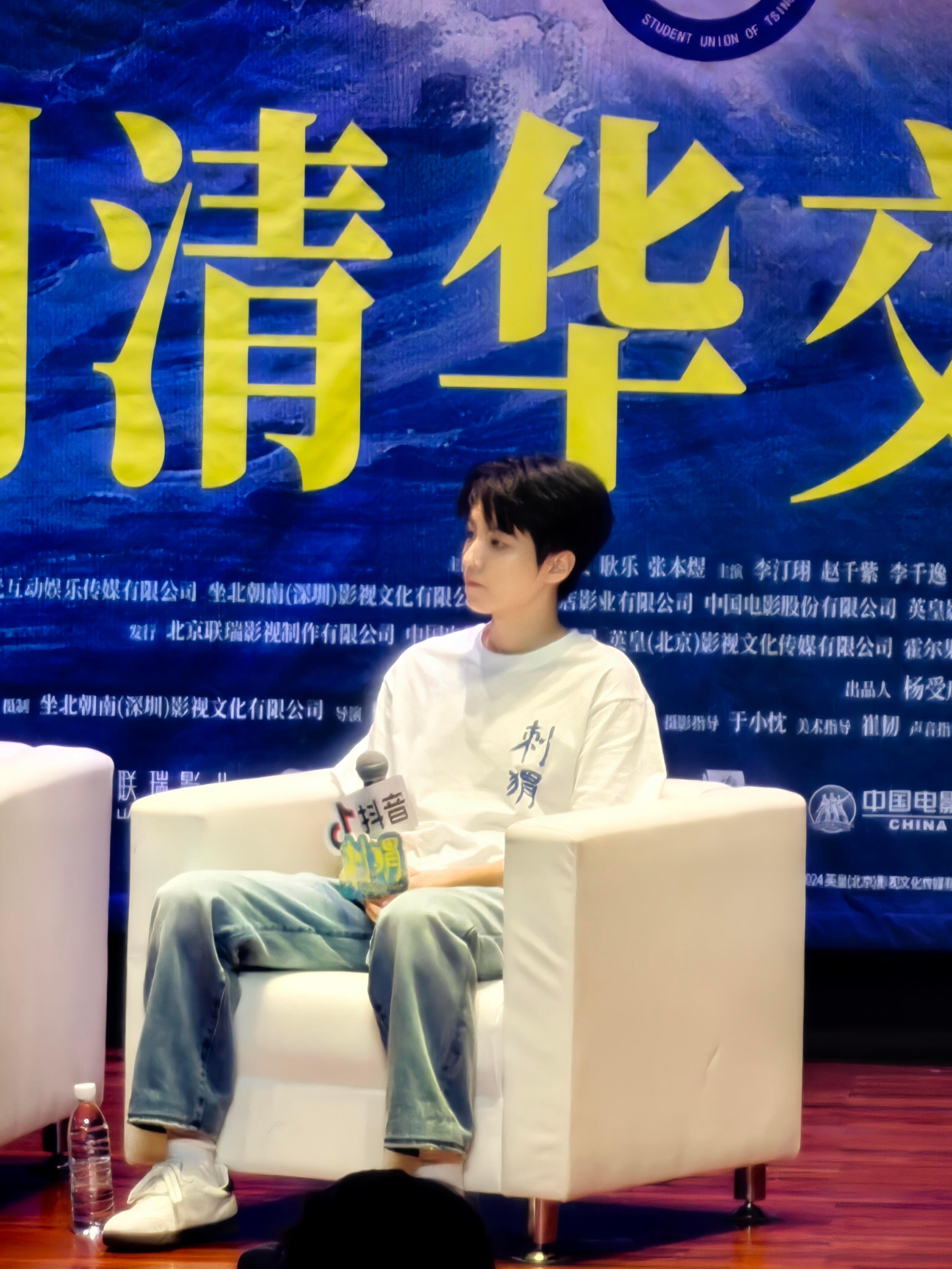 #王俊凯[超话]# 漂亮的在发光的小神仙，好乖好嫩，笑得好可爱#王俊凯电影刺猬#