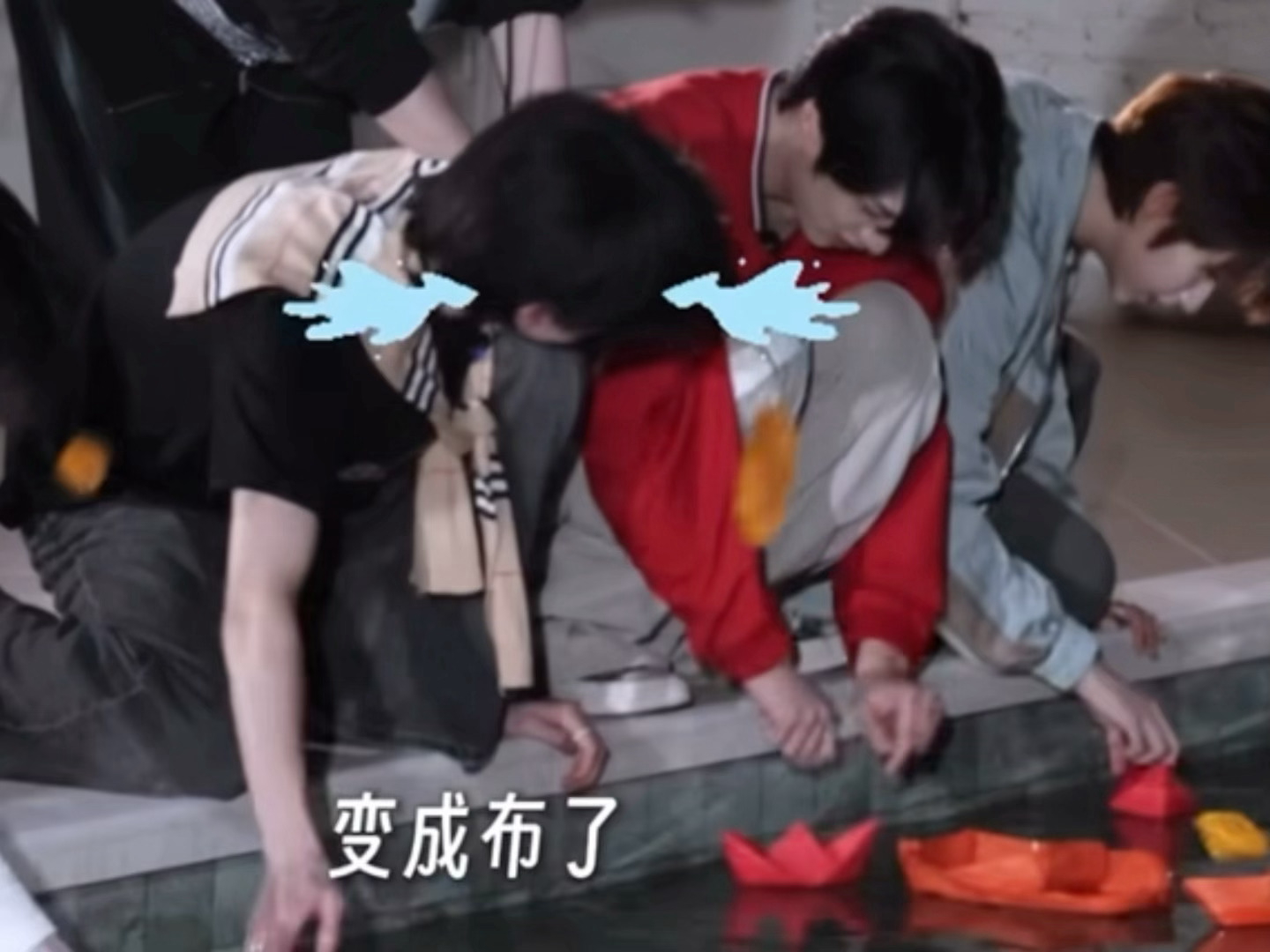 刘耀文看到宋亚轩的船沉了 就把自己的船推过去给他
