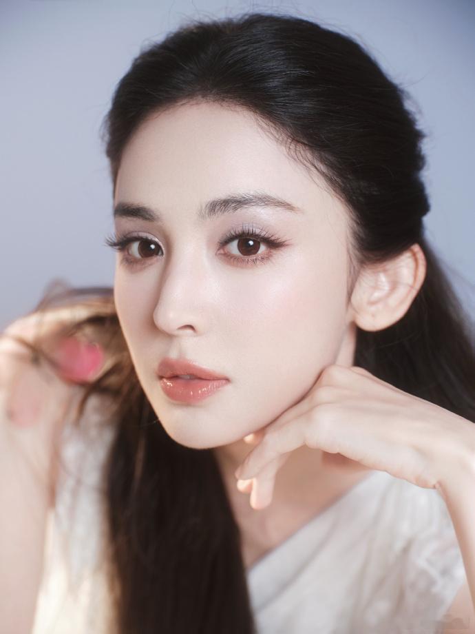 原来我17年就被娜扎记住了 换谁不迷糊啊！站在那个粉丝的角度，突然被多年前见过的