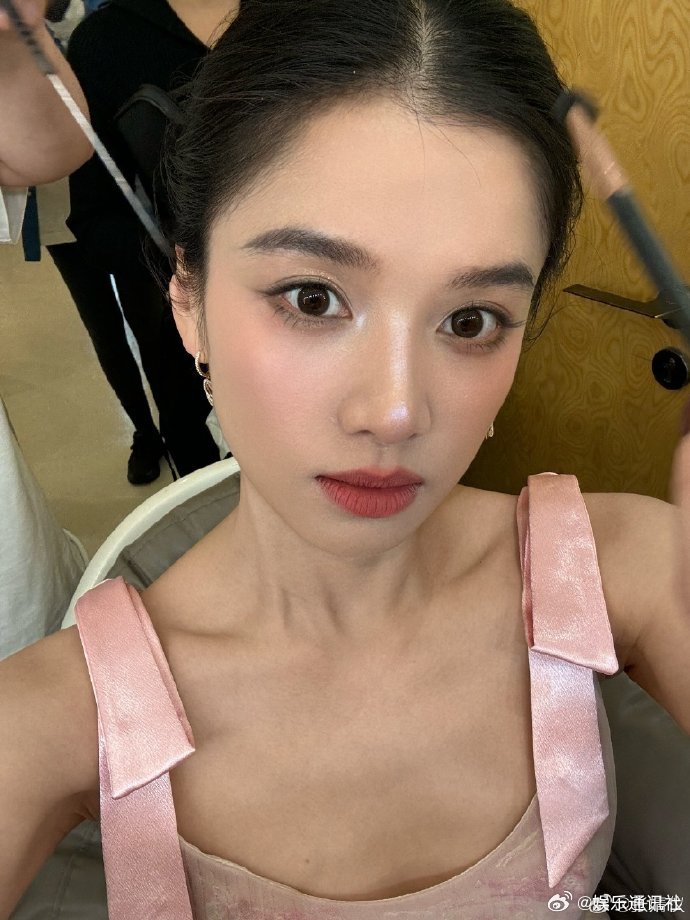 张婧仪烤火把衣服烤坏了  张婧仪九宫格信息量好大 张婧仪真的太真实可爱啦！微博晒