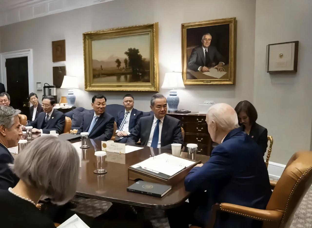 这是拜登与王主任在白宫西厅总统椭圆形办公室内会见的第二张照片。从照片中我们能看到