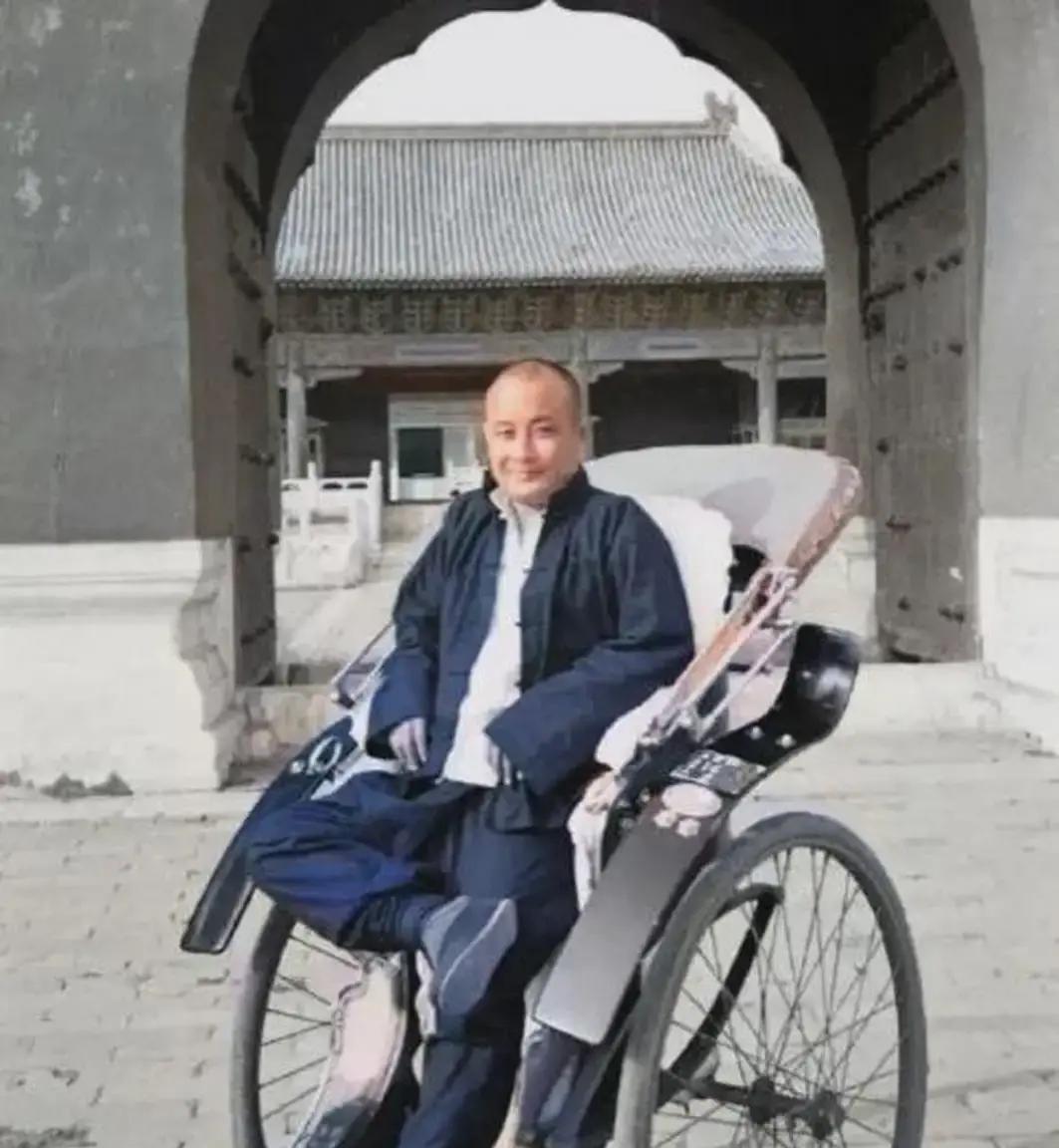 北平街头有一辆黄包车，车漆亮得晃眼，铜扶手擦得发光，车夫的背也挺得笔直。很少有人