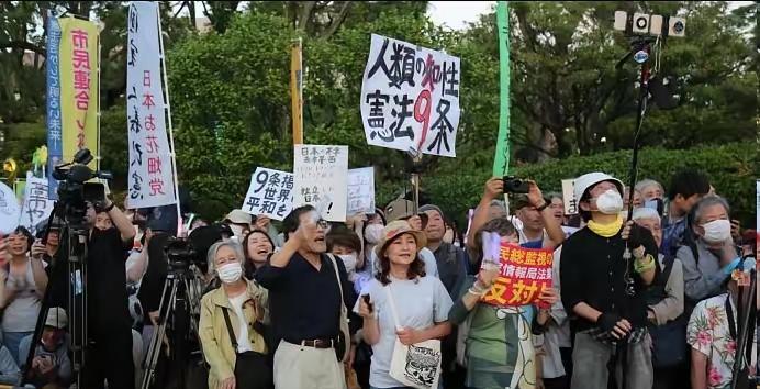虽然日本爆发了万人规模的反战大游行，但我们千万不要被这种表面现象给骗了，因为这很