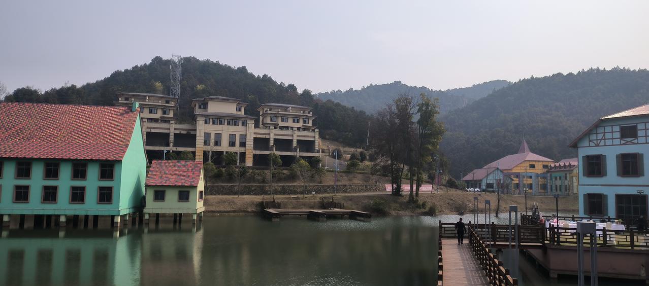 散落在山间、湖畔的居所，静谧错落，风景独好。