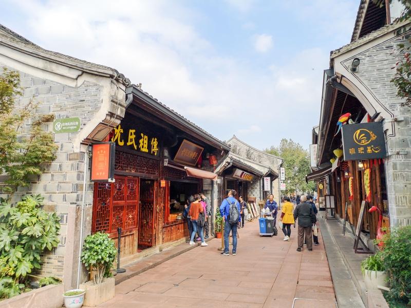 这两天，好多人在说宁波商家在抵制外卖平台，回归堂食。原因是餐饮行业本来利润就薄，