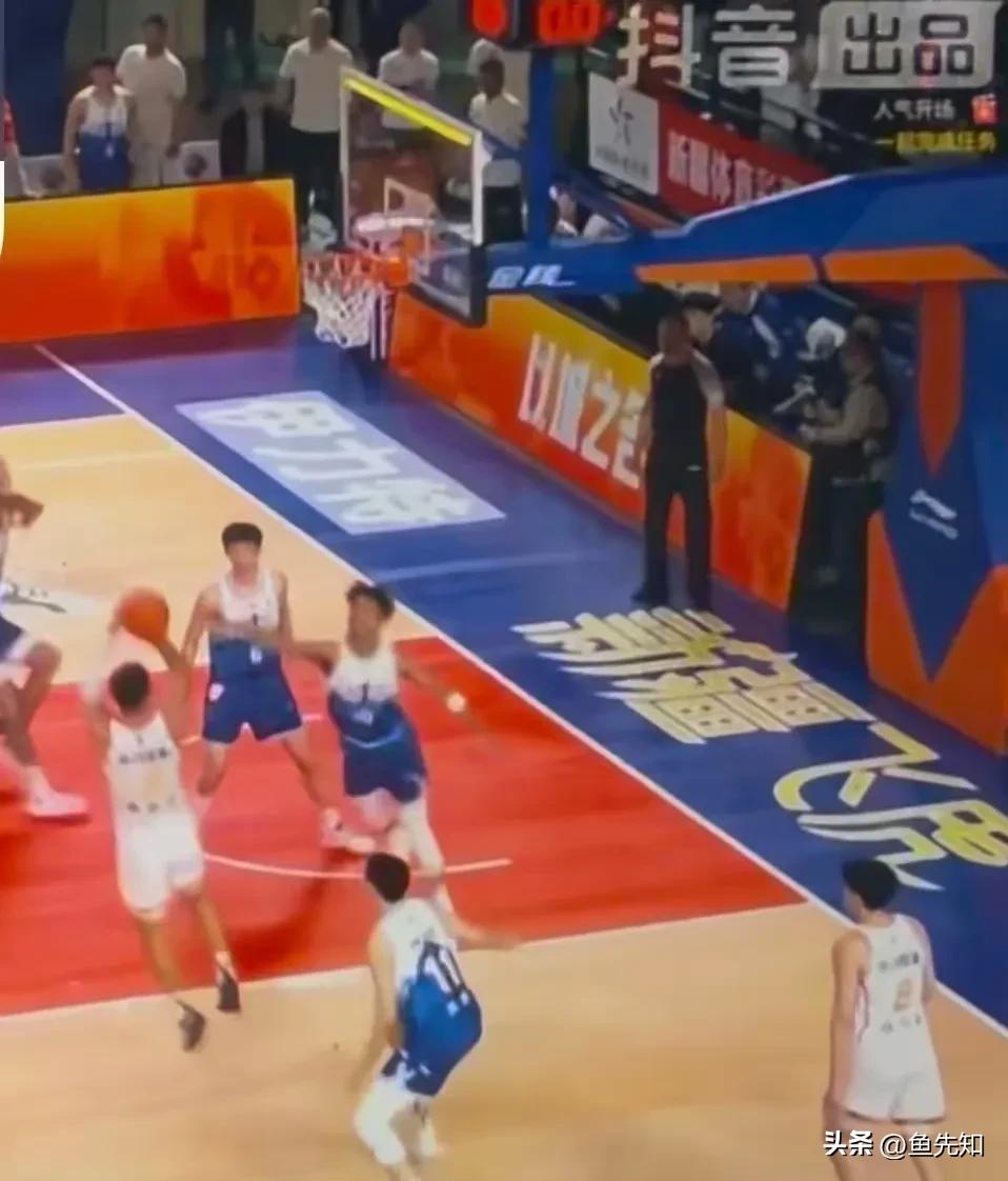 新疆队现在也不知道是怎么了，先不说输赢，现在场上的球员包括教练组，心思还在比赛上