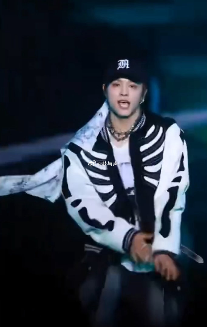 内娱也有自己的SM纯元第一次在内娱看见韩娱爱豆的抓镜头 这张脸和这个舞台质感，确