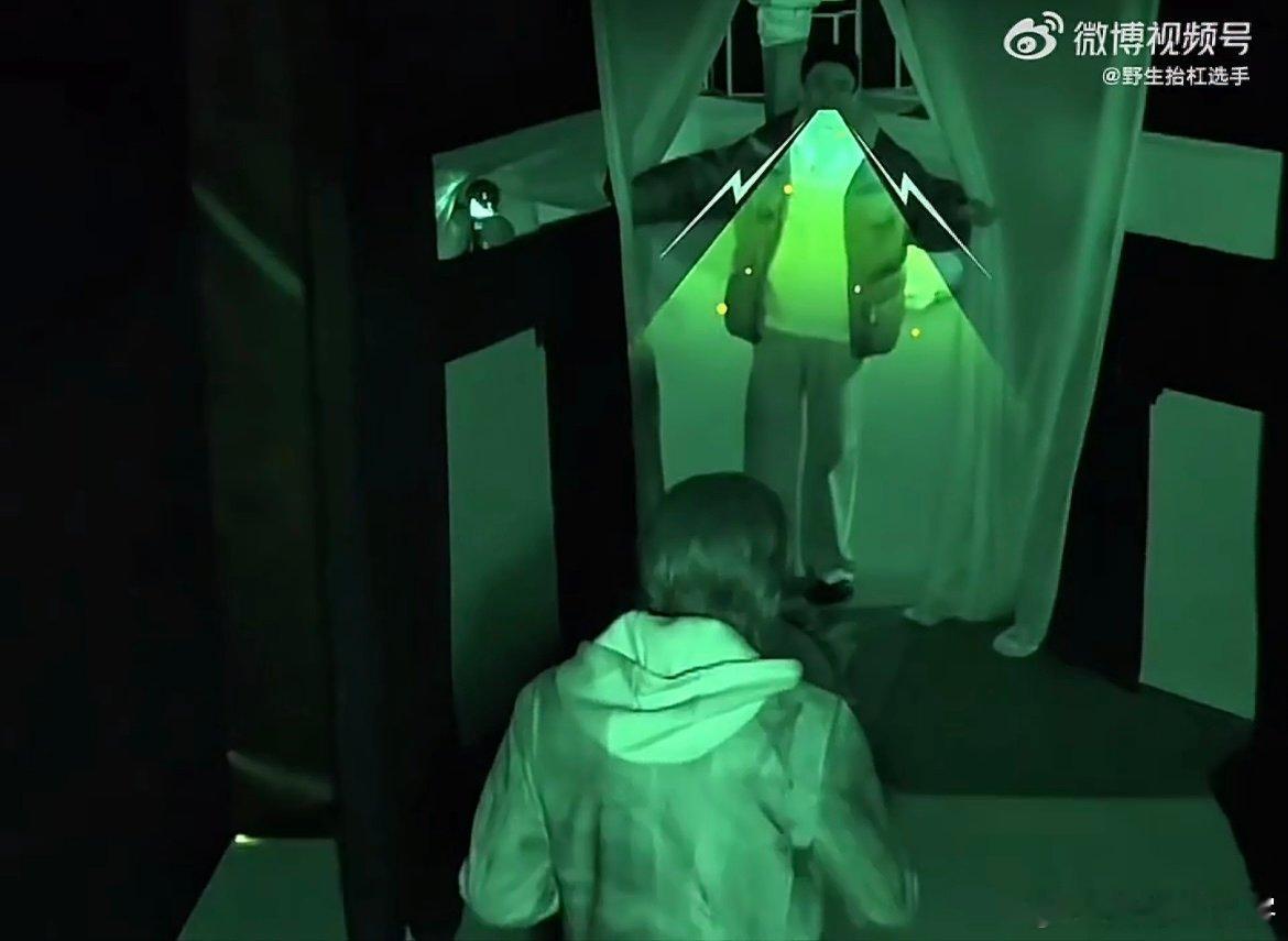 汪铎靠付航的牙来辨别方向 夜视环境里完全看不清，汪铎居然把付航的大白牙当成导航标