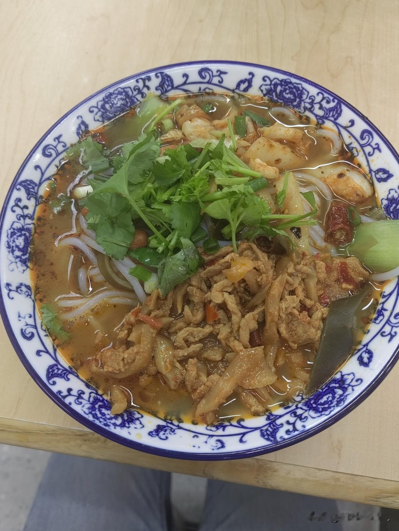 一碗热气腾腾的肉丝粗米线，香气扑鼻，令人垂涎欲滴！