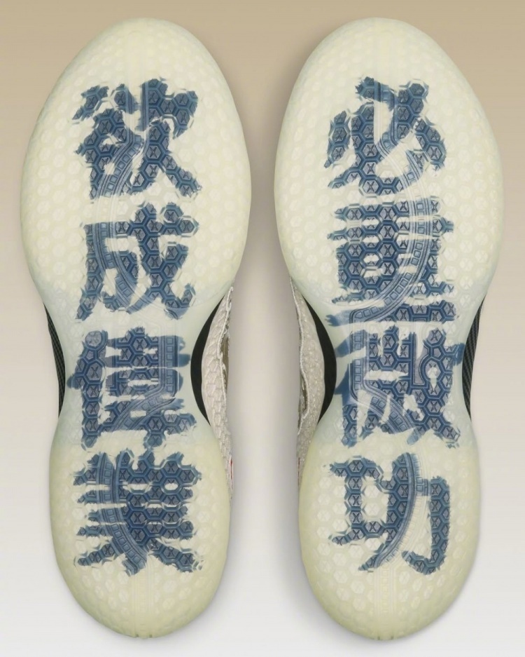 #詹姆斯对抗赛上脚中国版签名鞋#今日76人举行队内蓝白对抗赛。詹姆斯在比赛中上脚