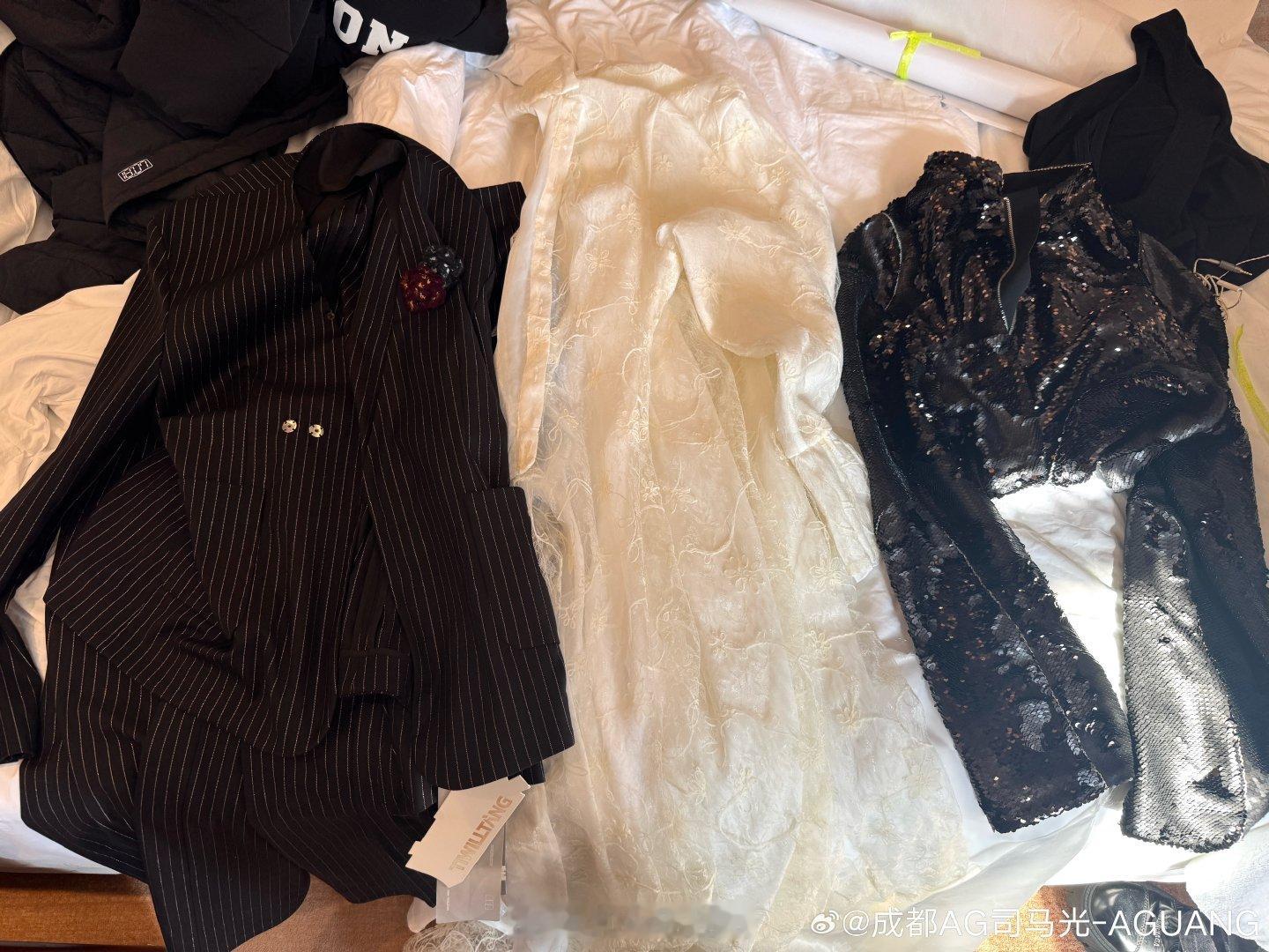 上半场黑色，下半场白色，主打一个贪心