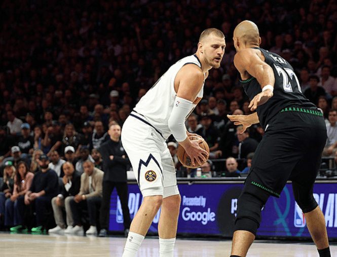 冰凉！约基奇今日三分3中0，季后赛三分27中5命中率仅18.5%