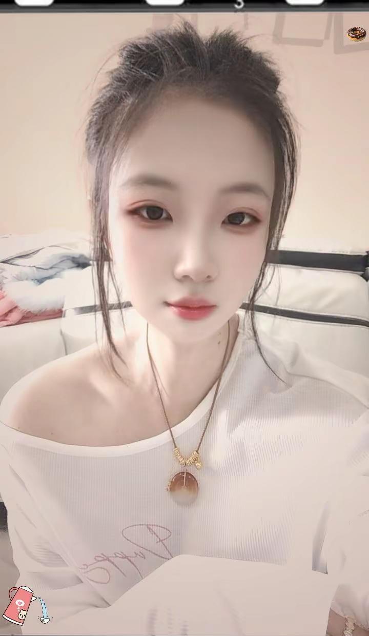 吃了婚姻的苦，也在吃独立的苦。没有多余的力气再去讨好谁，稍微有点累，都不想再去维