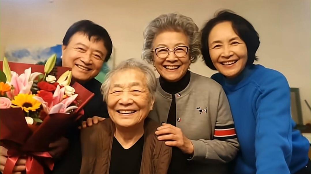 几位老戏骨同框：我认出了穿着马甲、喜容绽放的李苒苒，头发花白、眉弯眼笑、艺术气质