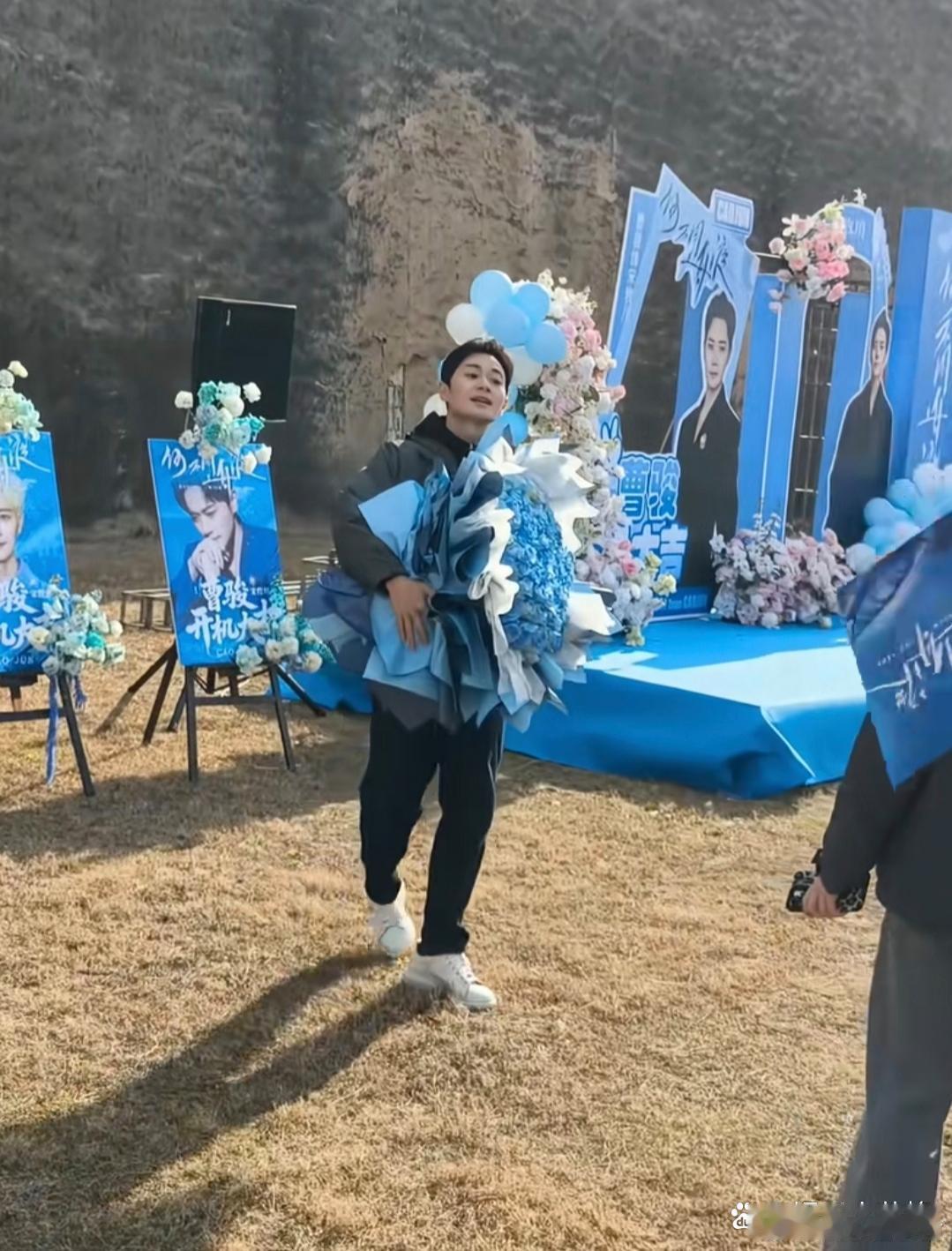 1月25日，《何不同舟渡》举行开机仪式，并且官宣演员阵容，曹骏几位主演纷纷到场，