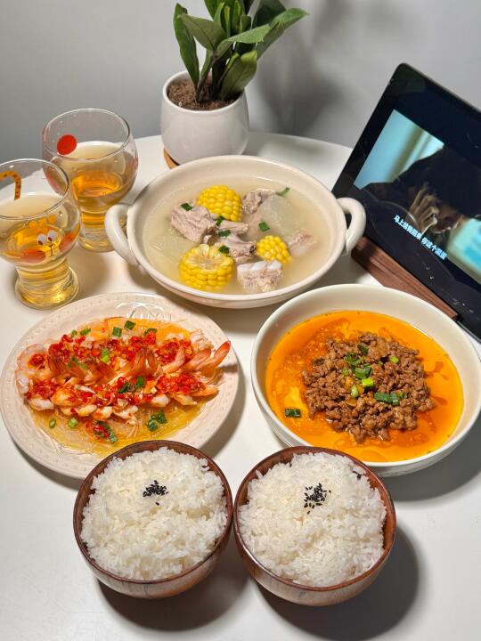 二人食晚餐❣️今天吃冬瓜排骨汤 蒜蓉粉丝虾