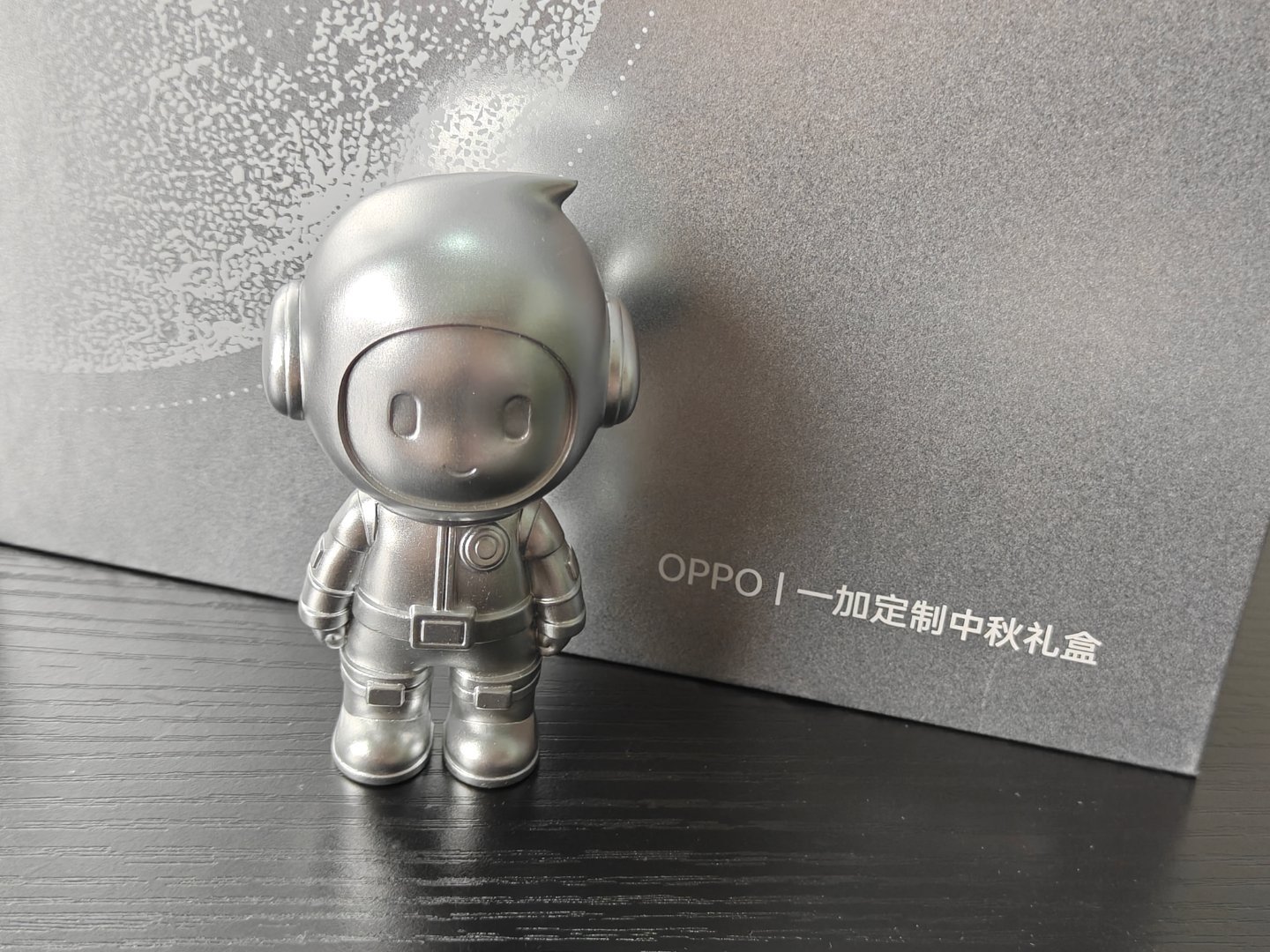 还有oppo和一加的中秋礼盒[兔子][兔子]是一块小O屏、小欧手办还有放手办的盒