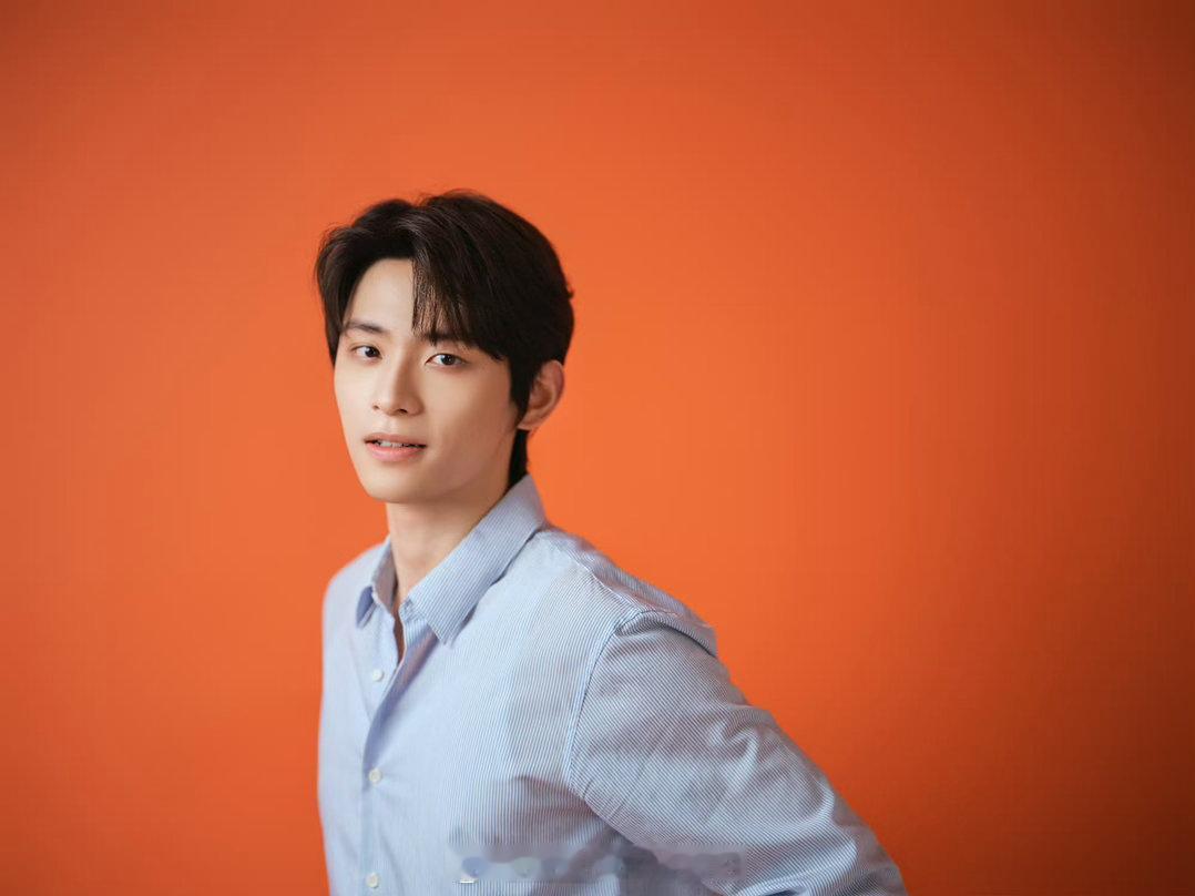 黄龄给蔡淇说对不起第一次见导师给选手说对不起 黄龄在台上直接说“对不起”，弹幕都