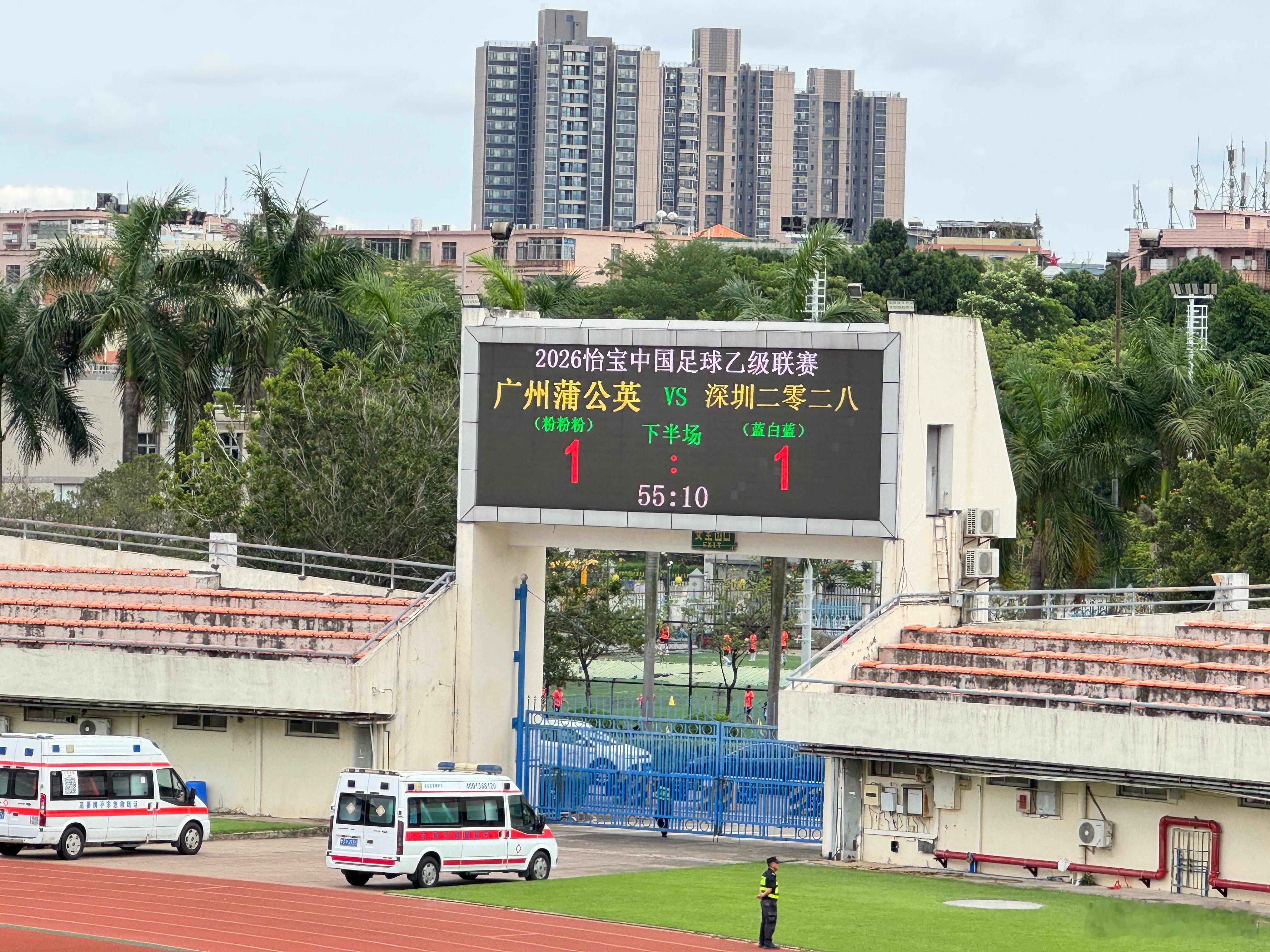 果然调整奏效！上村健一有两下子，下半场9号卢竞森接应传中踢进追平比分，胜负难料，