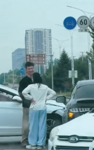女：哥！分心了，看了你一下。对不起！
男：没事儿！没事儿。我也是看了你一下。
女