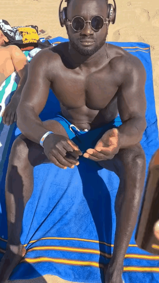 一直以为黑人全身上下都是黑的，结果是我低估了[得意]