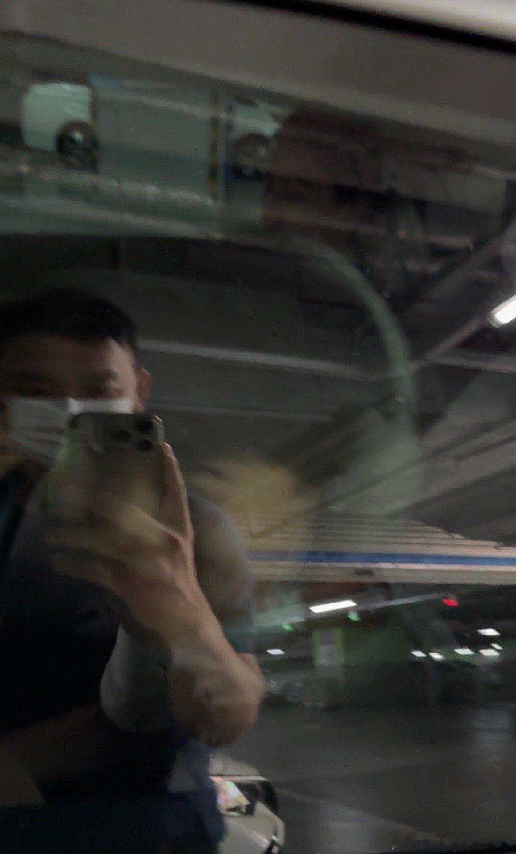 蔚来ET7的二排屏幕基本上被我儿子承包了你看他开心的[嘻嘻]他说这个屏幕比以前我