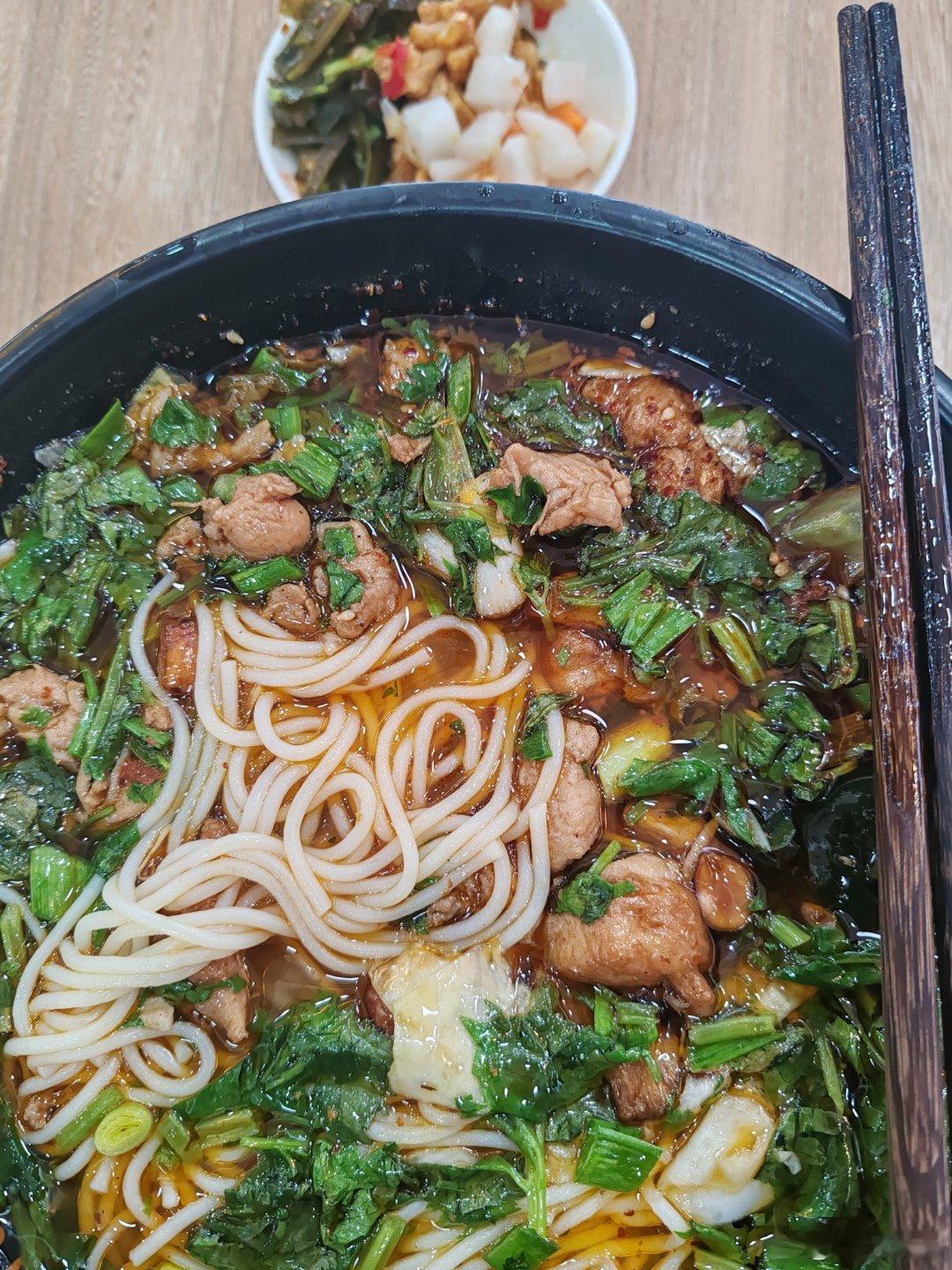 到饭点时候，凡是不想吃食堂的，都会来招呼我一声。因为只有我毫不犹豫的马上选择跟她