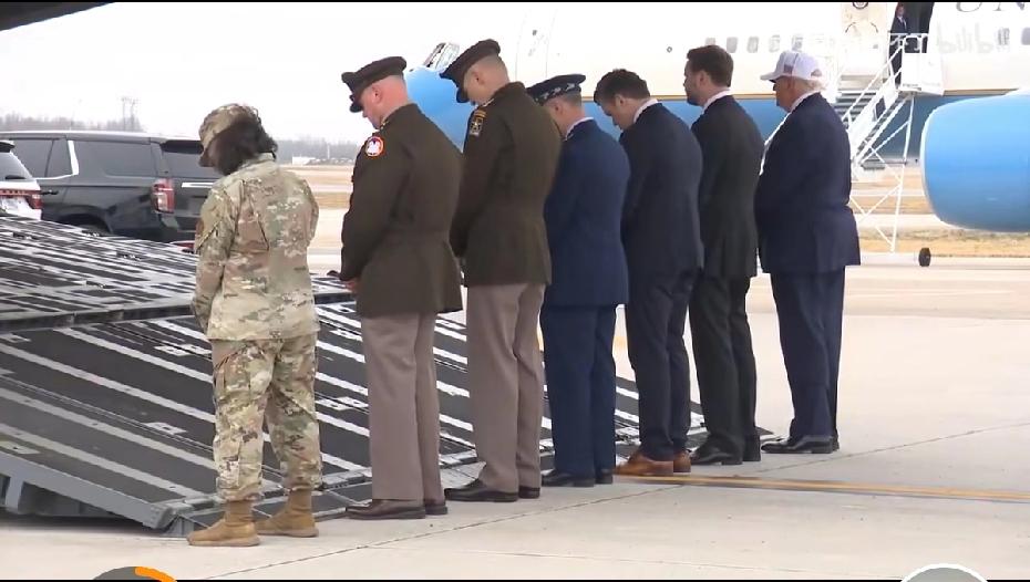 美军运回了在伊朗战场阵亡的美军遗体。特朗普率内阁到机场迎接，仪式感还算满满的。