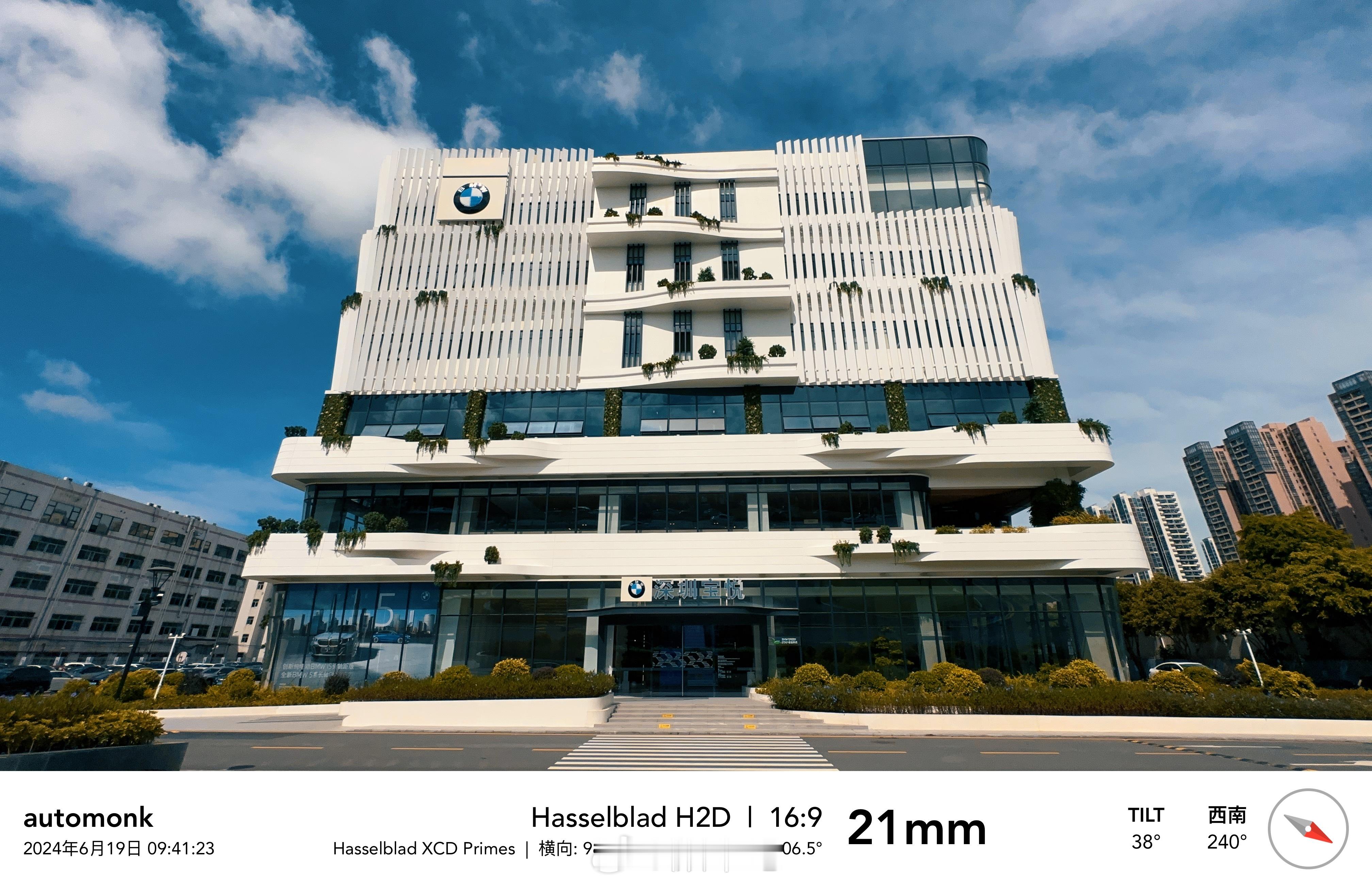 宝马领创绿星灯塔店，规格有点不一般，环保可持续主题，停车位巨足，天台安装了光伏发