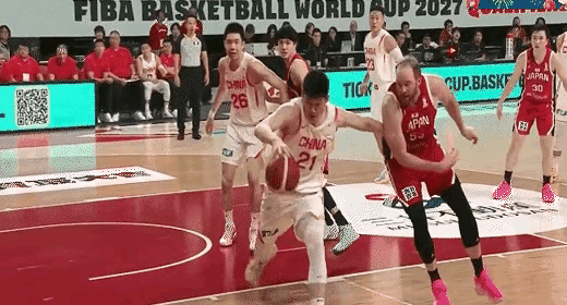这是要搞事情啊！
在男篮世预赛中国男篮对阵日本男篮这场比赛里，状况频出。先是胡金