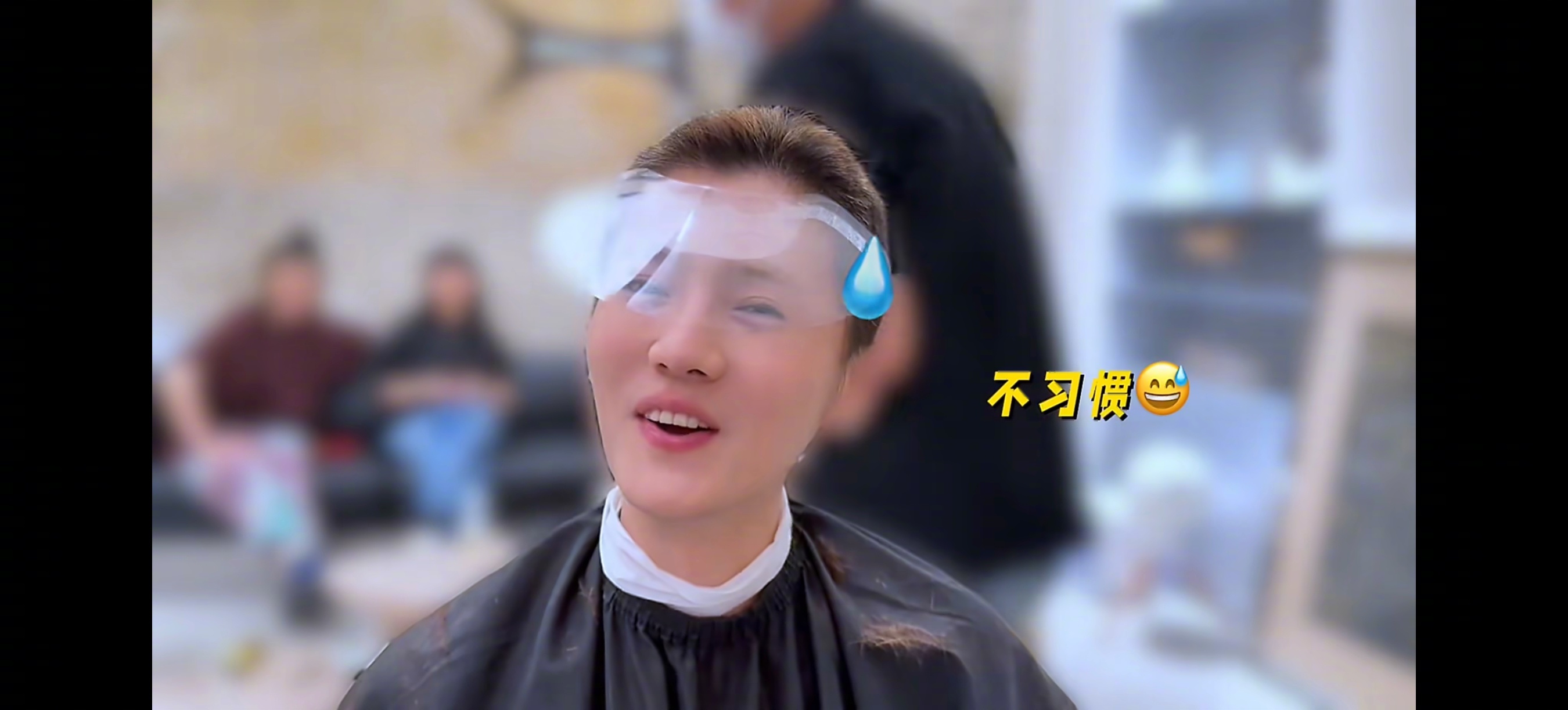 鹿晗新发型还在适应中 看鹿晗剪头vlog里，刚剃完就不喜欢了哈哈哈哈哈，多好啊，