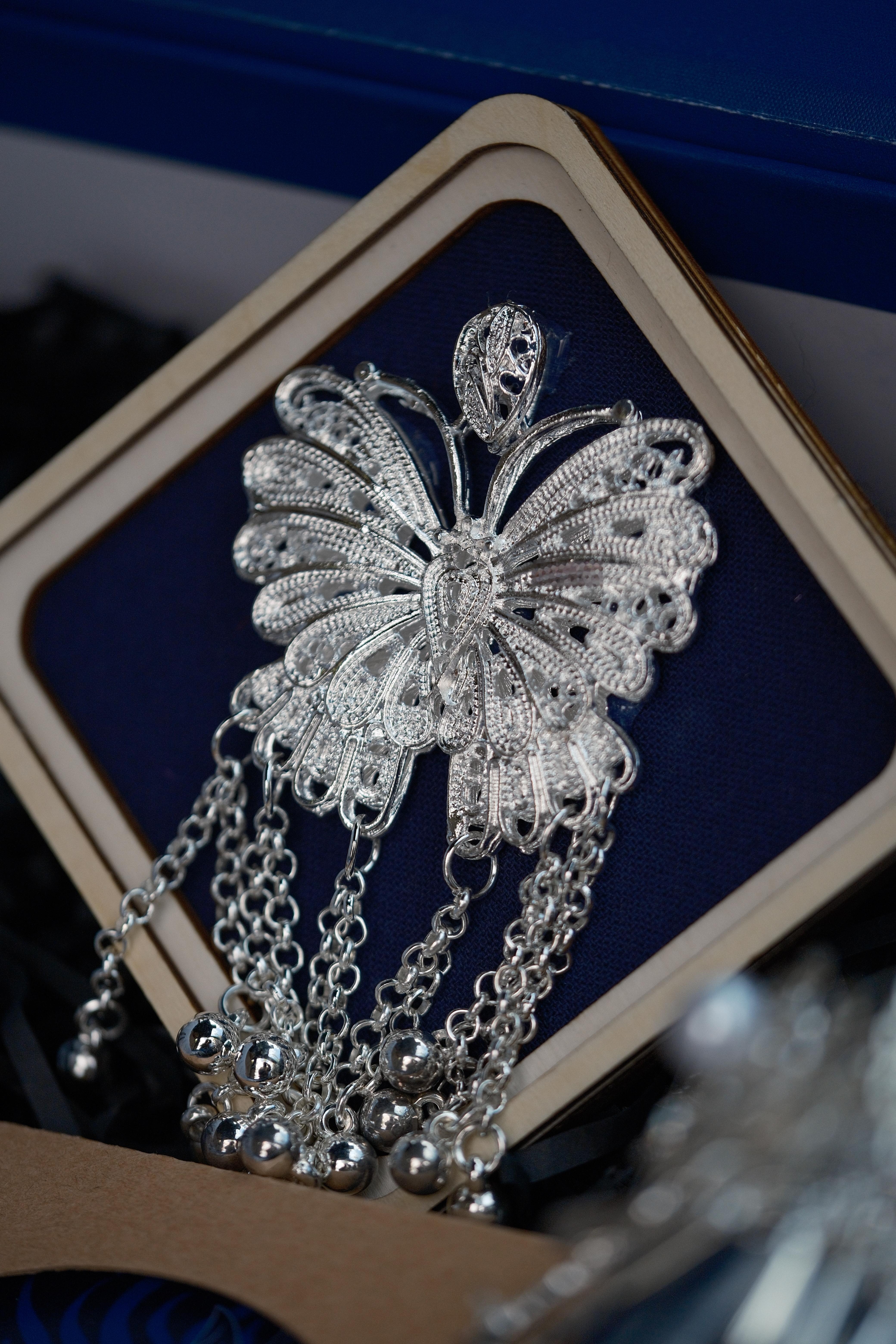 上次去兴义参加鸿蒙智行的活动，主办方送来一套苗银礼盒，回家后一直忙于其他的工作，