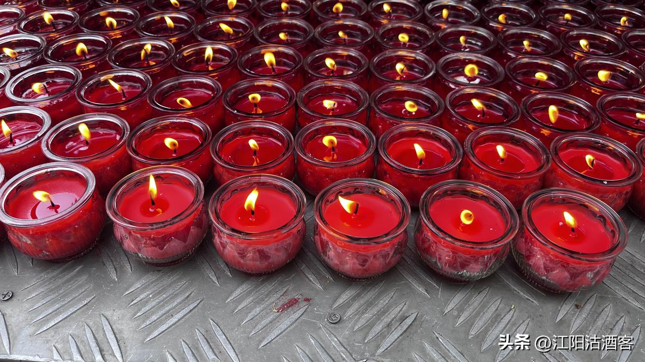 去了一趟成都文殊院，看到很多人，来自天南海北，说着不同的方言，大部分人是游客，慕