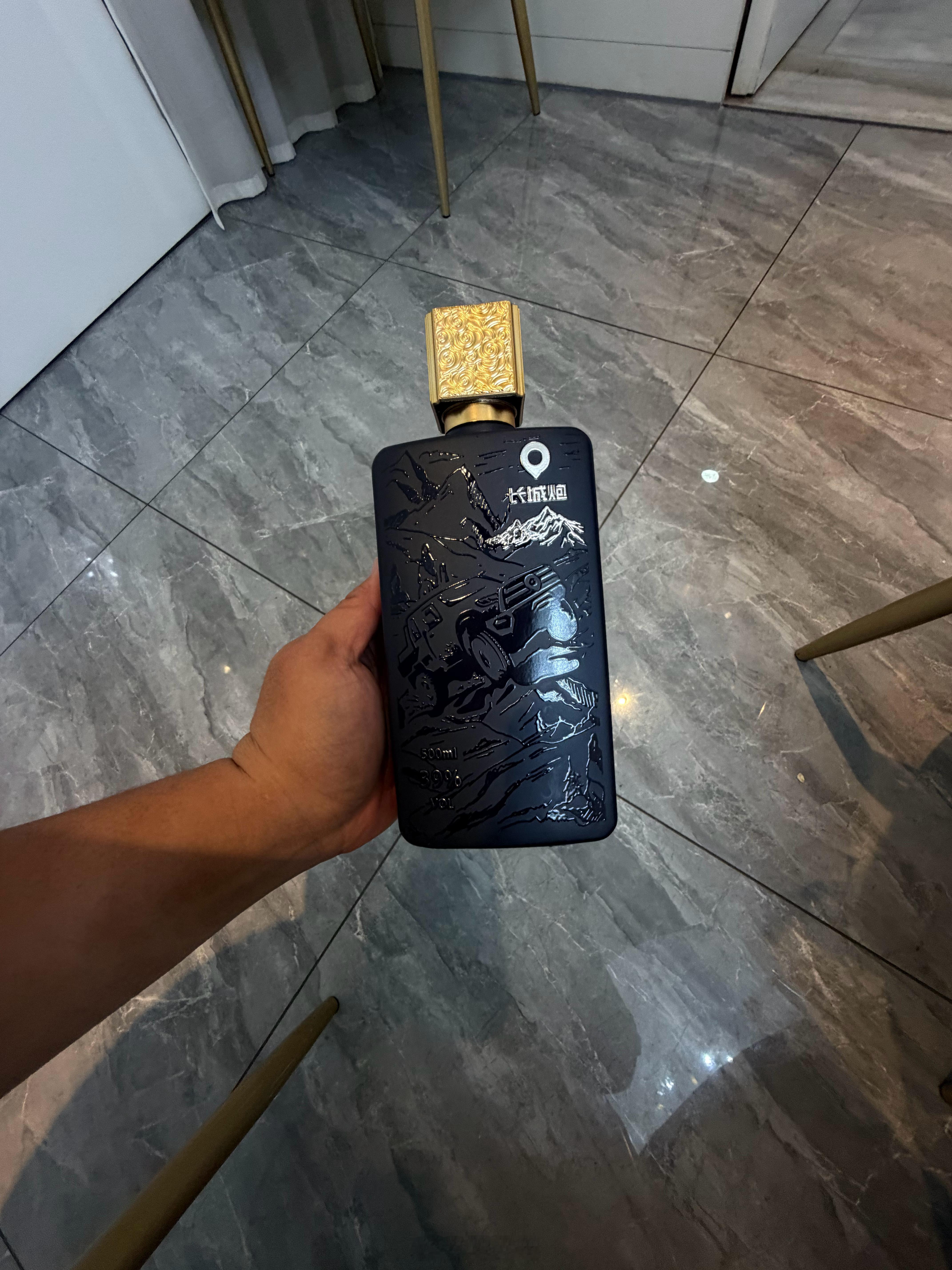 保定的朋友说，晚上炮一把！我说啥！？他说炮儿！他拿出了这瓶酒[允悲]我说你把儿化