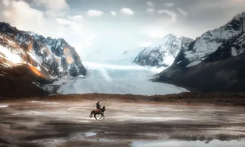 《鹧鸪天·铁马秋声》
铁马秋声彻骨寒，云遮水月隐愁烟。
湘帘半卷风盈袖，却念征儿