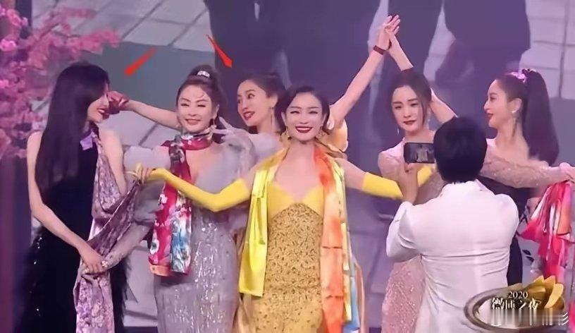 微博之夜下月举办！微博之夜每年最出圈的环节是85花同台比美环节，然后是微博之夜四