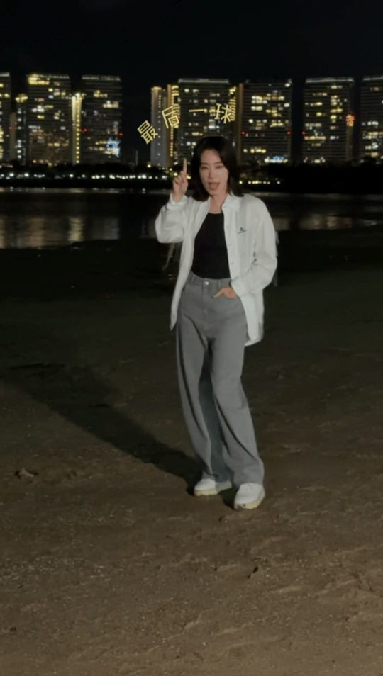 张小斐踢球庆祝女足票房破10亿所有人感受张小斐这个踢球从温柔妈妈到硬核女足队长，