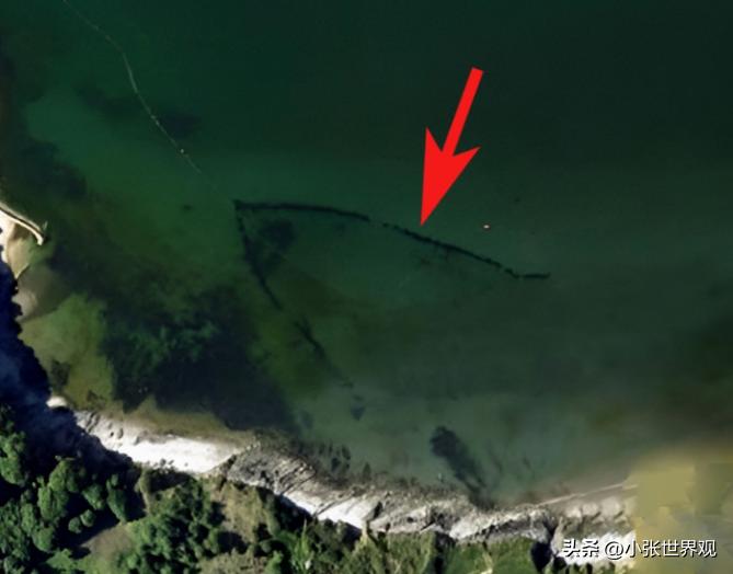 2009年，英国一名男子，正在家中查看卫星地图。突然，他惊讶地发现，在一片海水中