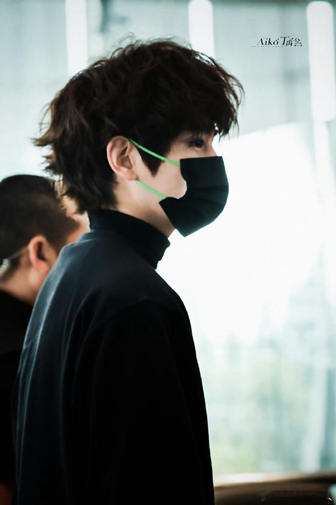 丁禹兮泰国回国到达丁禹兮泰国出发回国机场路透黑色系造型衬得身形高挑，“黑色高领毛