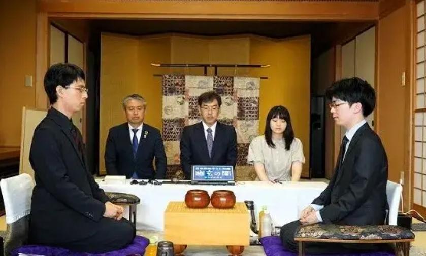 日本名人战~虎丸强势扳平比分


日本第51届名人战七番棋挑战赛，芝野虎丸挑战卫