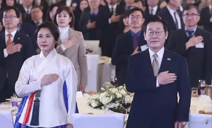 1月4日下午，李在明在访华的第一天，就给韩国一个“惊喜”，他并没有急着进行会谈，