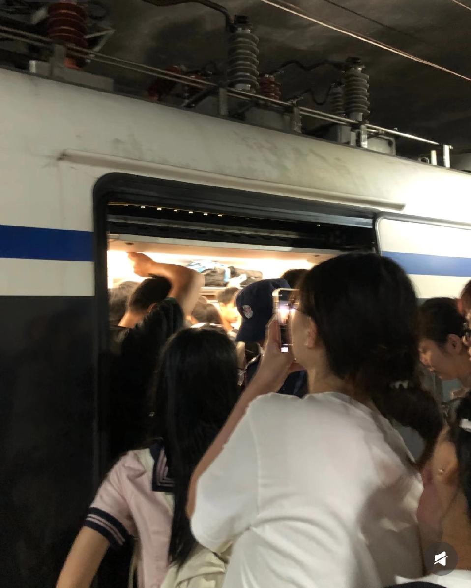 广东城际上演丧尸围城！
 
国庆第一天，广东城际彻底杀疯了！惠州往肇庆的早班车，